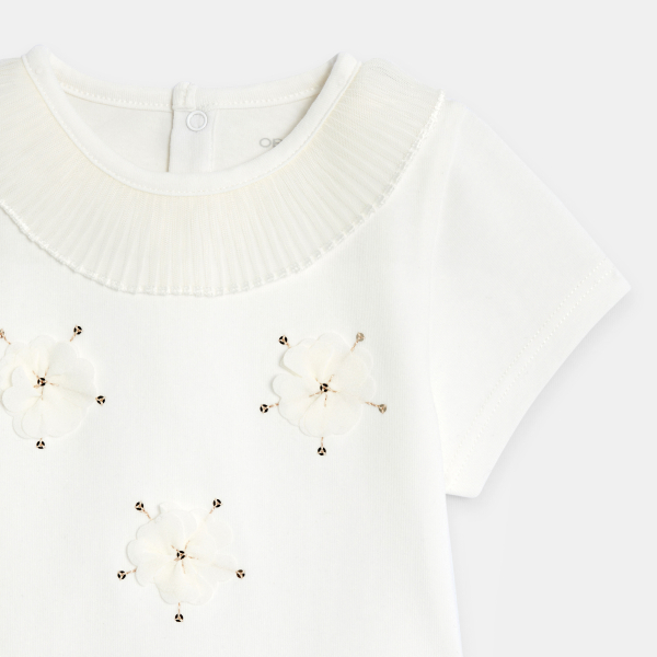 تي شيرت أبيض بزهور مطرزة بالترتر للفتيات الصغيرات